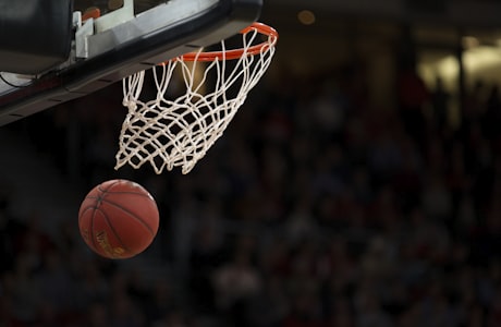 2026年NBA常规赛洛杉矶湖人队对阵金州勇士队的比赛直播画面